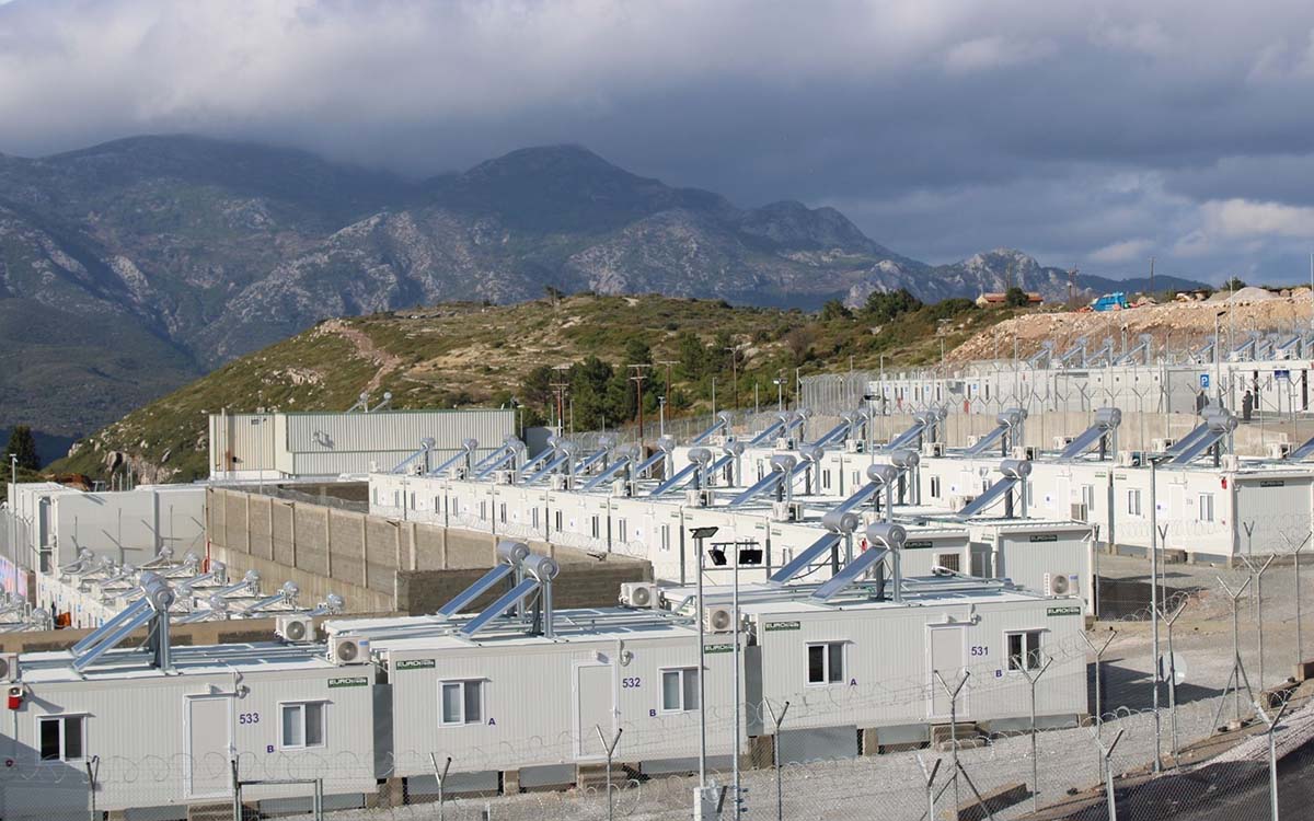 Documentan que centro de refugiados en Grecia opera como una 'prisión'