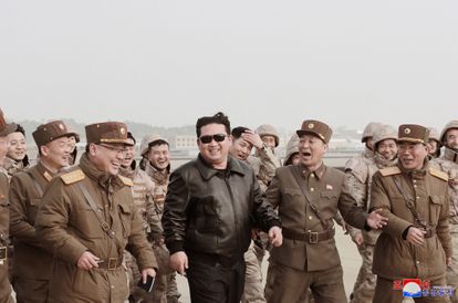 El líder norcoreano, Kim Jong-un, junto a unos militares durante lo que, según los medios oficiales, fue el lanzamiento del misil intercontinental Hwasong-17 el pasado jueves.