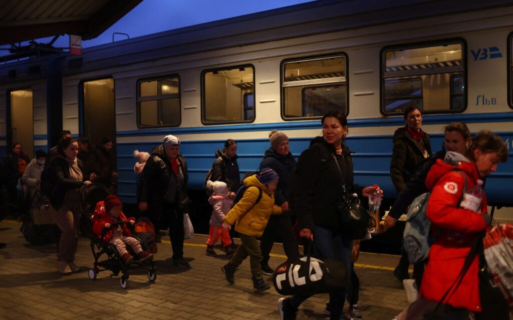EU acogerá hasta 100 mil ucranianos que huyen de la guerra: fuentes