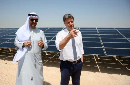 El ministro de Economía alemán, Robert Habeck (derecha) visita una planta de energía solar con Mohamed Jameel Al Ramahi, CEO de una empresa energética de Emiratos Árabes Unidos, durante un viaje la semana pasada a este país en busca de acuerdos en materia de suministro energético.