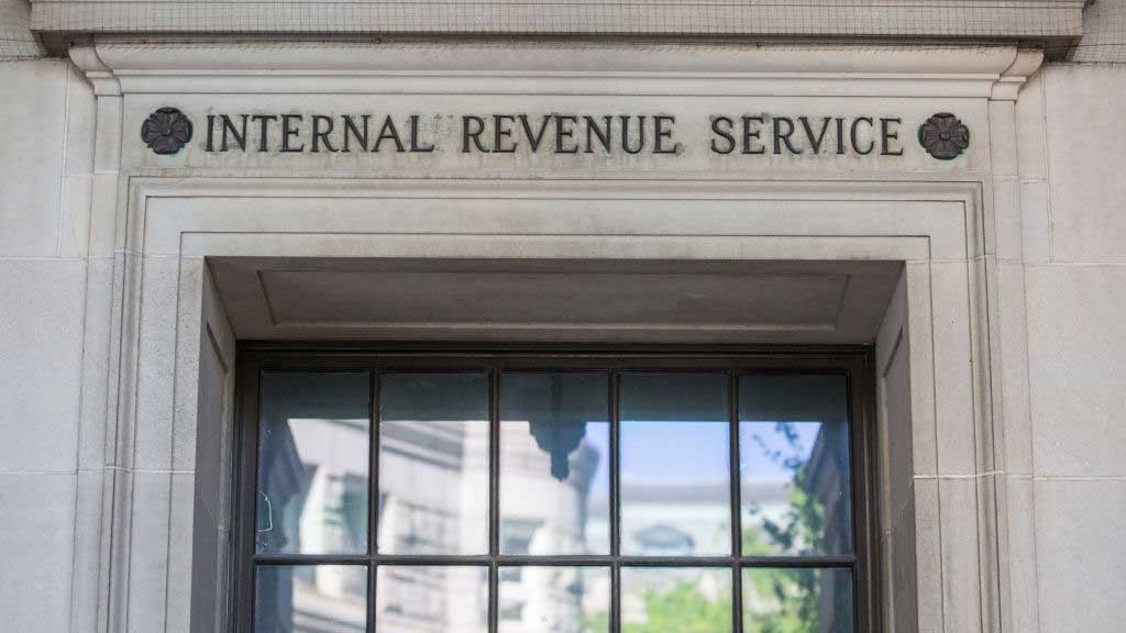 El IRS planea contratar a 10,000 nuevos trabajadores para disminuir los retrasos