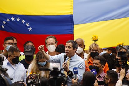 Juan Guaido (C), ofrece una habla a la prensa la semana pasada en Caracas, cuando todavía no se había dado a conocer la entrevista.