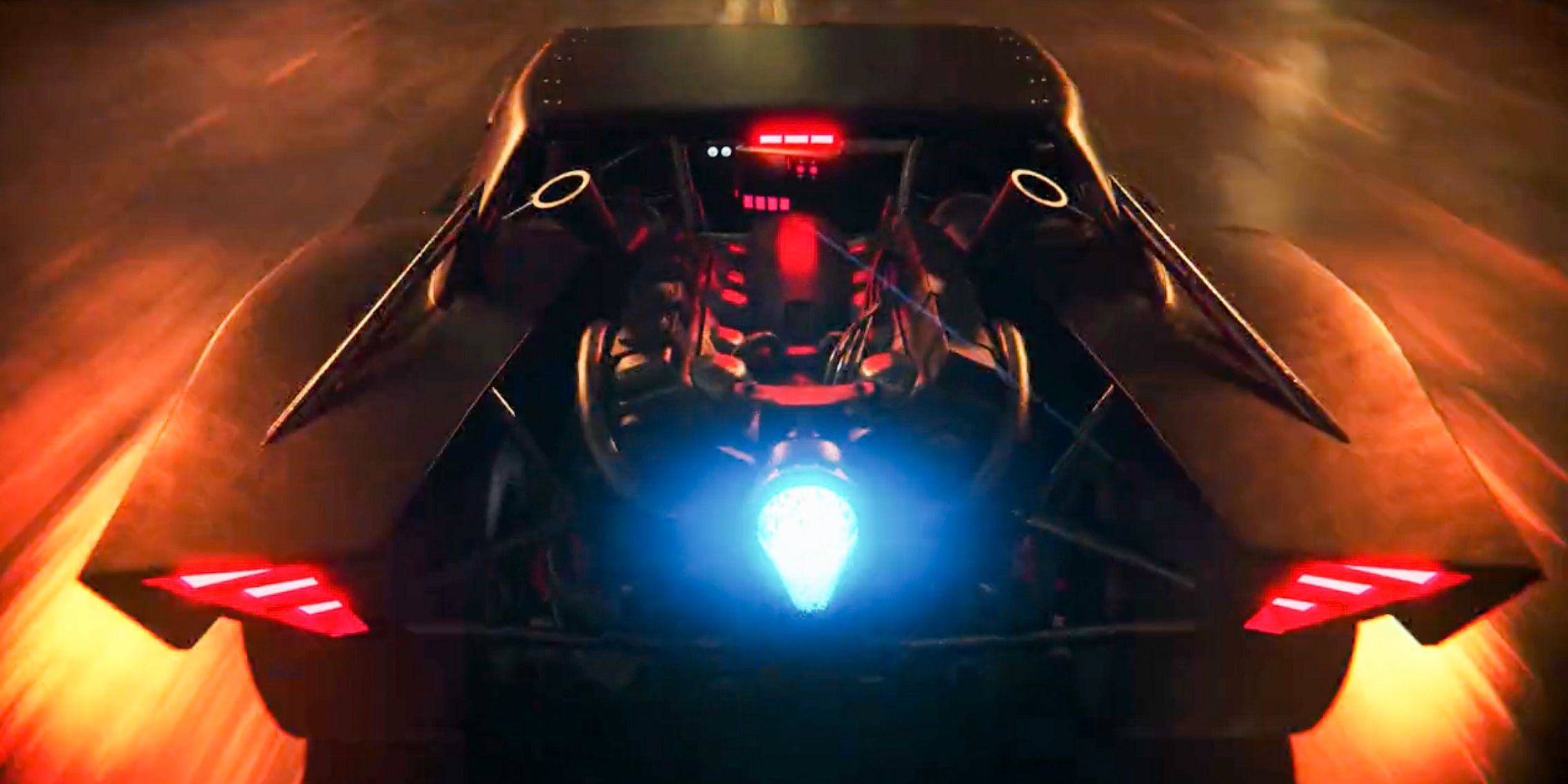 El batimóvil acelera a través de Gotham en el impresionante video animado de Batman