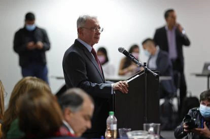 El expresidente de Colombia Álvaro Uribe habla durante un encuentro del partido político Centro Democrático, el pasado martes.