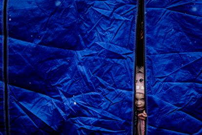 Una niña ucrania, en una tienda de campaña para refugiados en el paso de Siret, en Rumania.