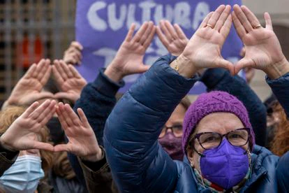 Mujeres en la concentración abolicionista en la plaza Sant Jaume de Barcelona, este domingo.