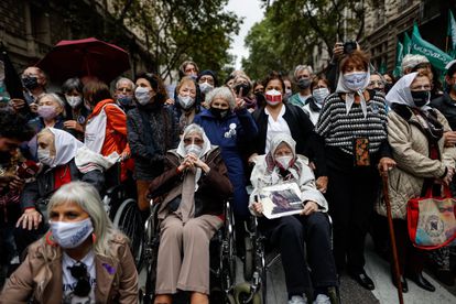 Miembros de las Madres de Plaza de Mayo participan con miles de personas en una marcha por el Día Nacional de la Memoria por la Verdad y la Justicia, que recuerda el golpe militar de 1976, este jueves en Buenos Aires.