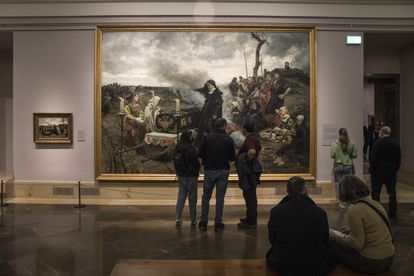 Varios visitantes contemplan hoy  el lienzo 'Doña Juana la Loca' (1877) en la exposición del museo del Prado, 'Francisco Pradilla (1848-1921) , esplendor y ocaso de la pintura de historia en España'.