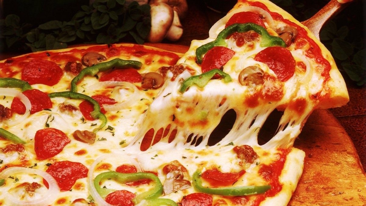El mejor truco para recalentar la pizza en el microondas y que quede como recién hecha