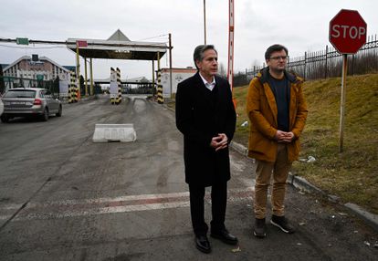 Antony Blinken y el ministro de Exteriores de Ucrania, Dmytro Kuleba, este sábado en el paso de Korczowa, en la frontera entre Polonia y Ucrania.