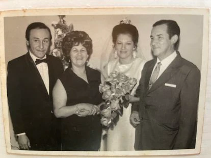 Rodolfo Hernández, a la izquierda, el día de su boda, con sus padres y su esposa, en abril de 1972.