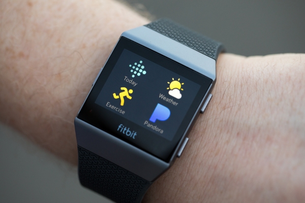 El reloj inteligente Ionic de Fitbit está recibiendo 60 nuevas aplicaciones, incluidas Yelp, Uber y Deezer
