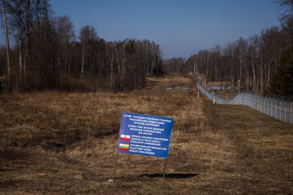 Triple frontera entre Kaliningrado (Rusia), Lituania y Polonia. El cartel, en territorio ruso, advierte de que está prohibida la entrada.