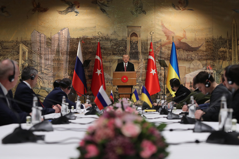 El temor al envenenamiento sobrevuela la reunión de Estambul para lograr un alto el fuego en Ucrania