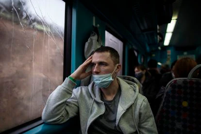 El ucranio Igor Ryzhykov, en el tren que le lleva de Badajoz a Lisboa el pasado domingo 20 de marzo.