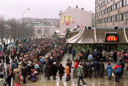 Ciudadanos soviéticos, frente al McDonald's inaugurado en Moscú el 31 de enero de 1990.