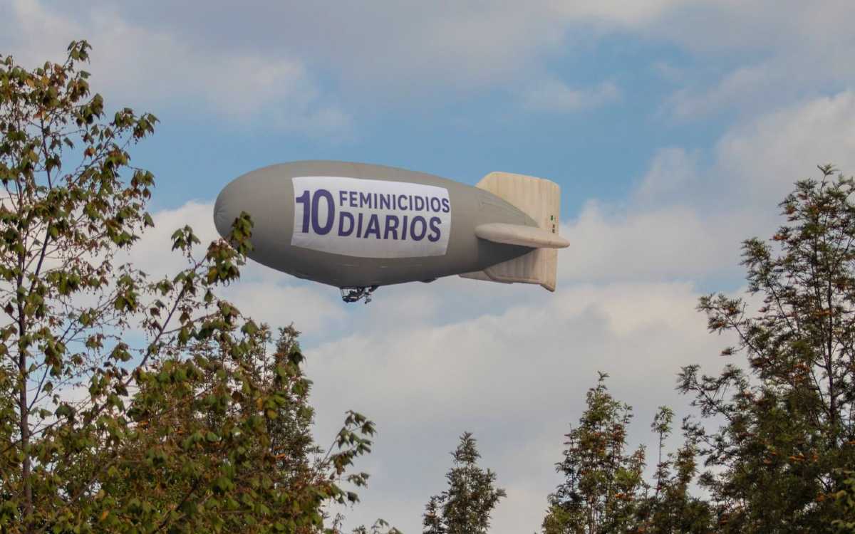En la calle hay vallas… en el cielo vuela un zeppelin que dice ’10 feminicidios diarios’
