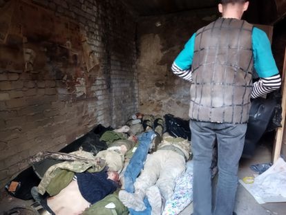 Víctimas mortales de la guerra en la morgue de Mikolaiv.
