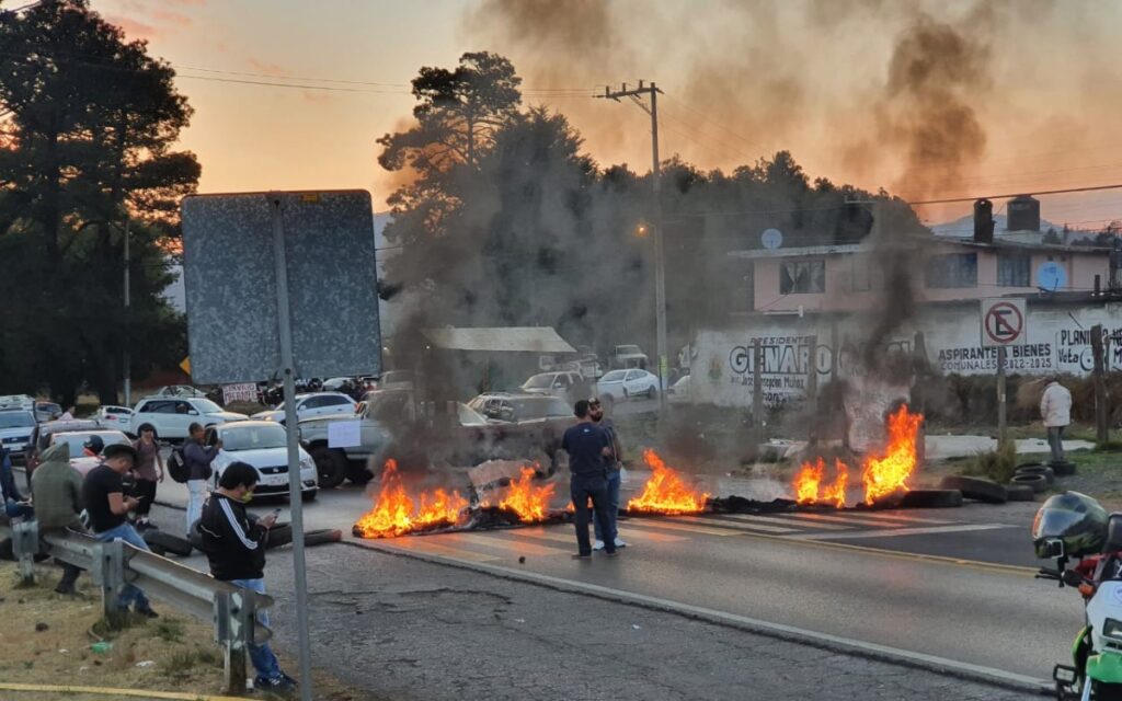 En pleno puente, bloquean autopista México-Cuernavaca | Video y tuits