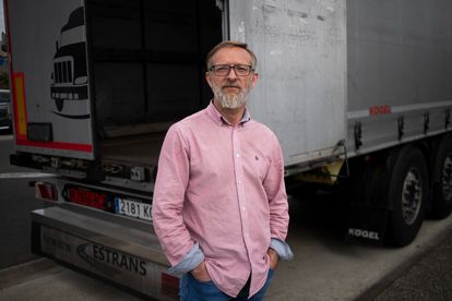 El camionero José Rey delante de un trailer durante una protesta este lunes en Santiago de Compostela.