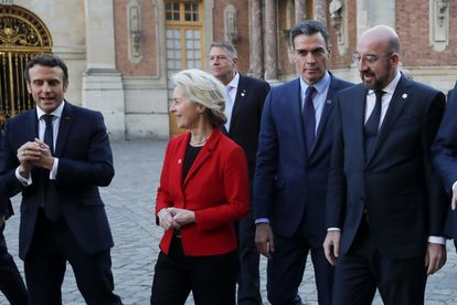 Desde la izquierda, los presidentes de Francia, Emmanuel Macron, la de la Comisión Europea, Ursula von der Leyen, el del Gobierno español, Pedro Sánchez, y el del Consejo Europeo, Charles Michel.
