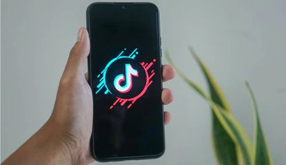 El logo de TikTok en la pantalla de un teléfono móvil.