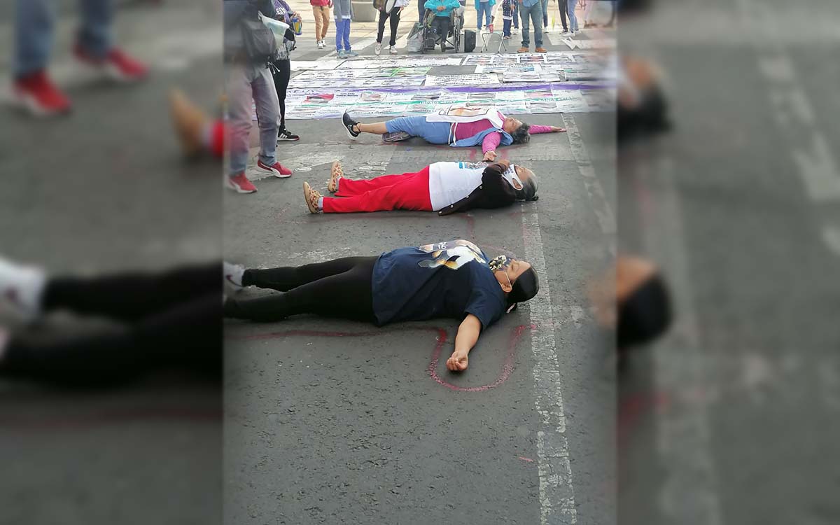 Familiares de desaparecidos protestan en el Zócalo de la CDMX para exigir justicia al gobierno capitalino