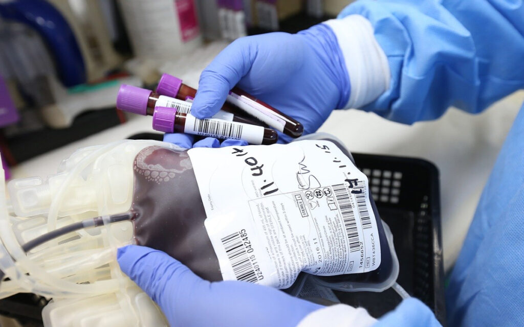 Francia elimina las restricciones para donar sangre a los hombres homosexuales