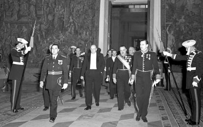 El embajador estadounidense Stanton Griffis presenta sus credenciales a Franco en 1951.