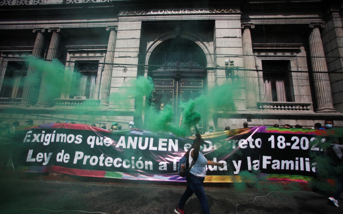 Guatemala | Presidente vetará ley que prohíbe bodas gay y eleva penas por aborto