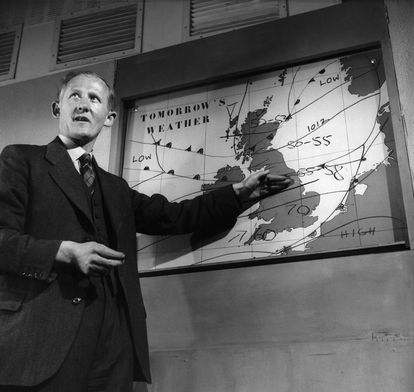 Un reportero da información meterológica en Gran Bretaña en 1954. Iba a llover, claro.
