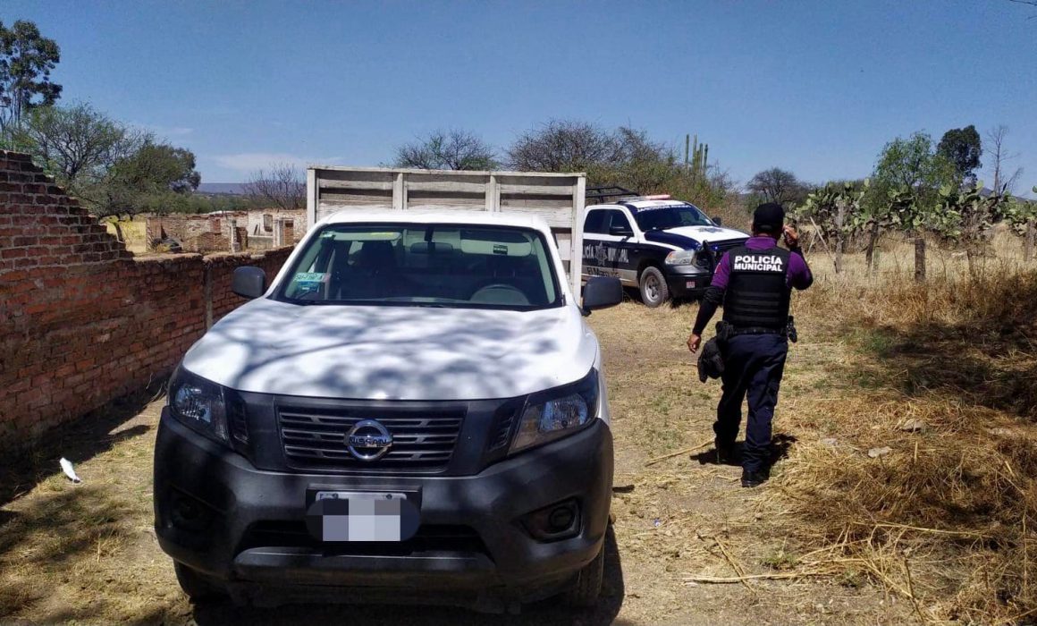 Hallan abandonada camioneta robada, la recuperan policías de El Marqués