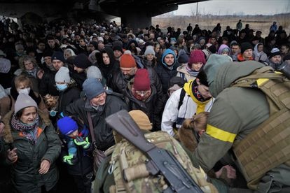 Huida desesperada de miles de civiles a las puertas de Kiev ante el avance del Ejército ruso