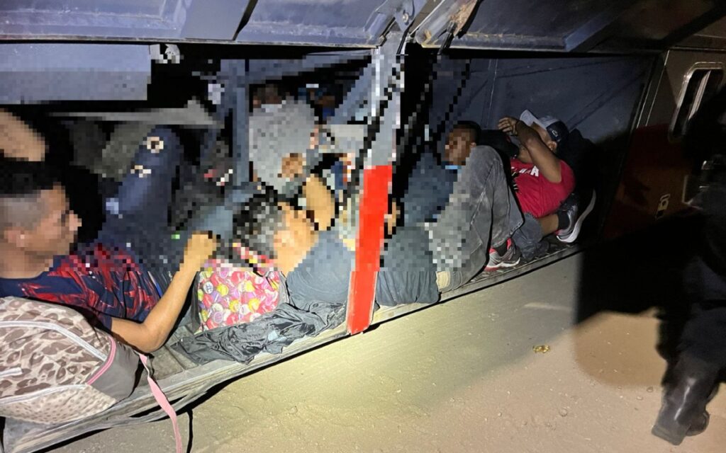 INM asegura a 101 migrantes en autobús turístico en Oaxaca