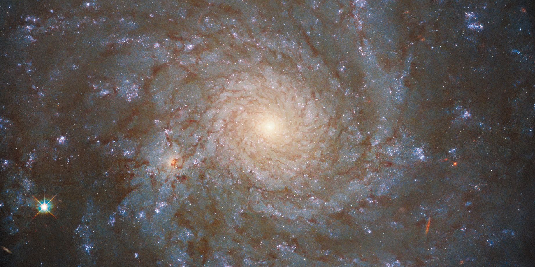 Impresionante galaxia espiral capturada en la última foto del Hubble de la NASA