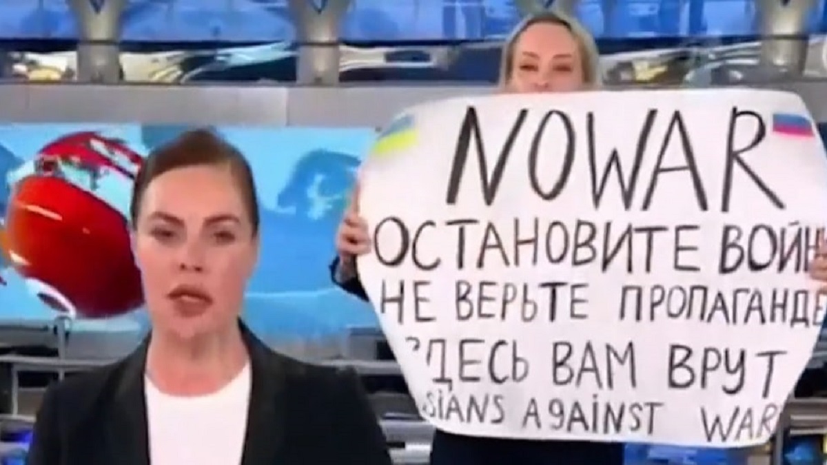 Interrumpe programa de televisión estatal ruso con un cartel de “No a la guerra”