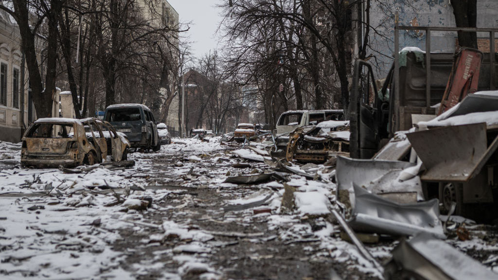 Invasión a Ucrania: las fuerzas rusas intensifican el asedio en varias ciudades