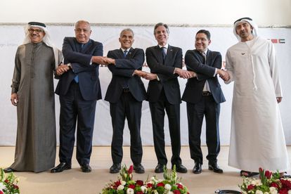 Desde la izquierda, los ministros de Exteriores de Baréin, Al Zayani; Egipto, Shoukry; Israel, Lapid; EE UU, Blinken; Marruecos, Bourita, y Emiratos, Bin Zayed, el lunes en Sde Boker (Israel).