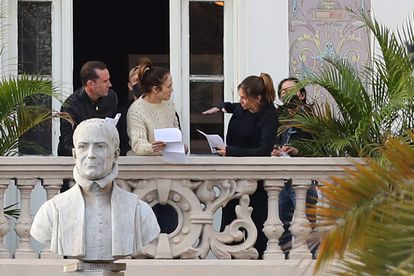 La cantante y actriz estadounidense Jennifer López ensaya una de las escenas de la película 'The mother' en uno de los balcones del Gabinete Literario de Las Palmas de Gran Canaria.