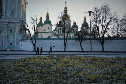 Un millón y medio de tulipanes forman una alfombra en honor de los caídos en la guerra delante de la catedral de Santa Sofía de Kiev.
