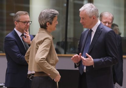 A la izquierda, el ministro sueco de Finanzas, Mikael Damberg, observa la conversación entre la comisaria europea de Competencia, Margrethe Vestager, y el titular de Finanzas francés, Bruno Le Maire, en la reunión del Ecofin.