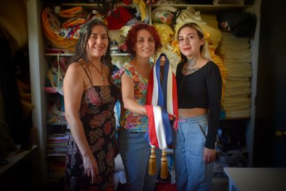 La banda presidencial de Gabriel Boric, un trabajo “revolucionario” de 16 costureras chilenas