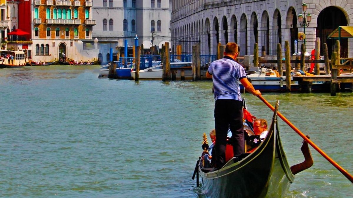 La curiosa razón por la que las góndolas de Venecia han reducido su capacidad