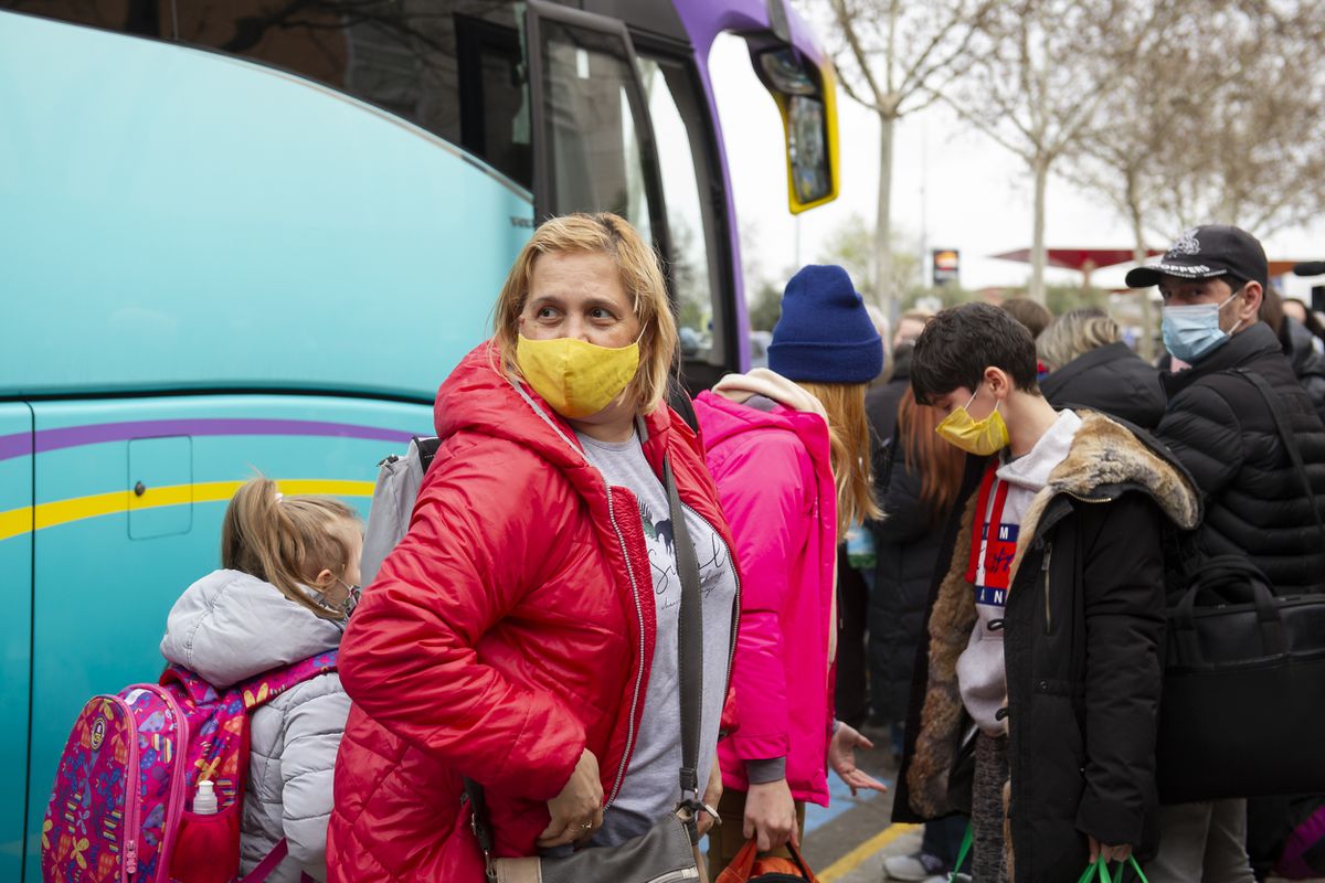 La descoordinada solidaridad con los ucranios: niños que hay que tutelar por sorpresa y autobuses de refugiados en plena madrugada