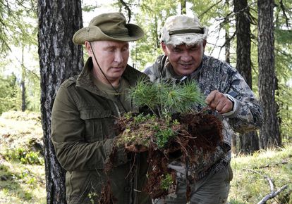 Vladímir Putin, ala izquierda, con el ministro de Defensa, Serguéi Shoigú, observan la vegetación durante una excursión en 2019.