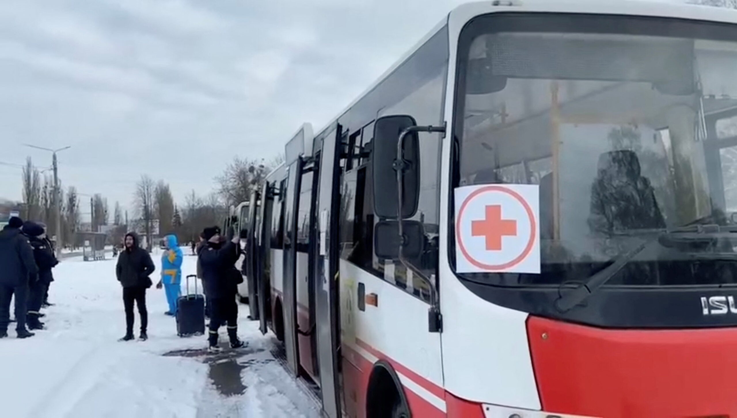 La evacuación de los civiles a través de corredores humanitarios comienza a cuentagotas en Ucrania