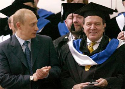 Vladímir Putin (izquierda) y Gerhard Schröder, tras recibir este último un honoris causa de la Universidad de San Petersburgo.