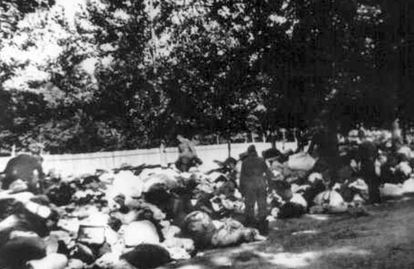 Soldados de los escuadrones de la muerte Einsatzgruppe C junto a cadáveres de judíos asesinados en Babi Yar, cerca de Kiev, en octubre de 1941.