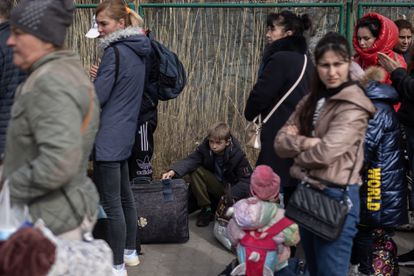 Refugiados ucranios hacen cola en el puesto fronterizo de Medyka, entre Polonia y Ucrania, el pasado día 25.
