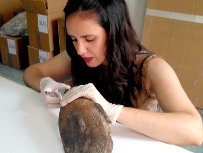 Paloma Vidal analizando  un artefacto prehispánico de madera en El Museo Canario.